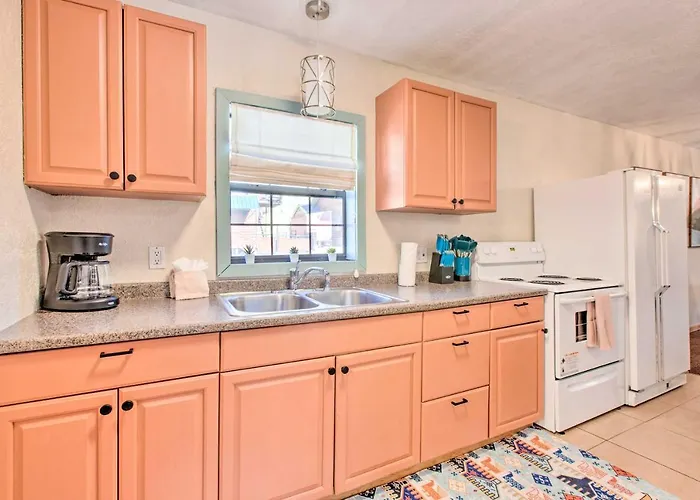 Near Hiking & Main St! Mtn-View Red River Retreat