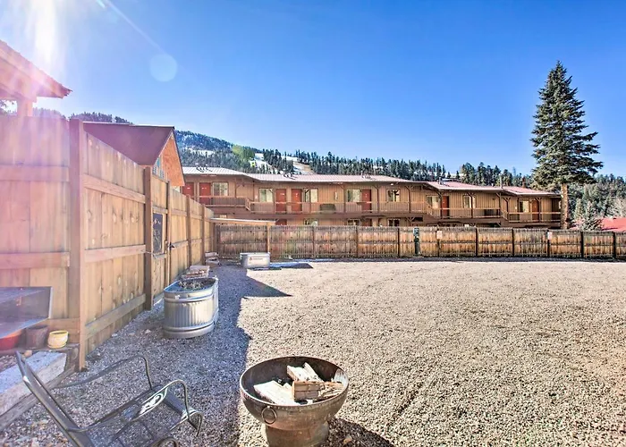 Near Hiking & Main St! Mtn-View Red River Retreat