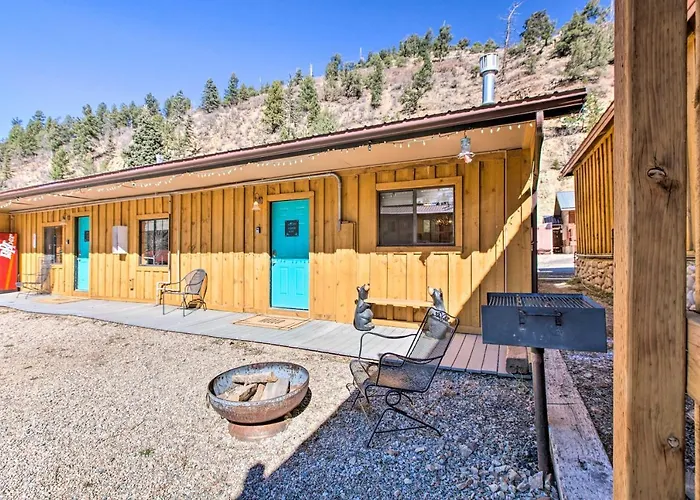 Near Hiking & Main St! Mtn-View Red River Retreat