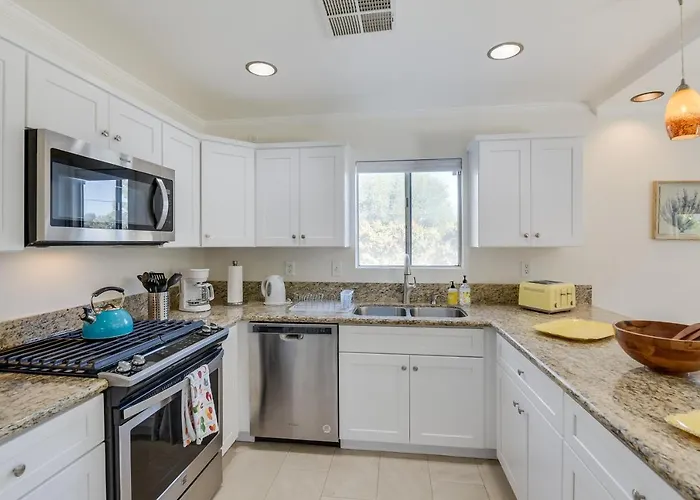 Cheerful Villa With Pool, Spa, & Private Pickleball Court!