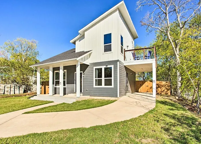 Denison Home W/ Balcony: Walk To Downtown!
