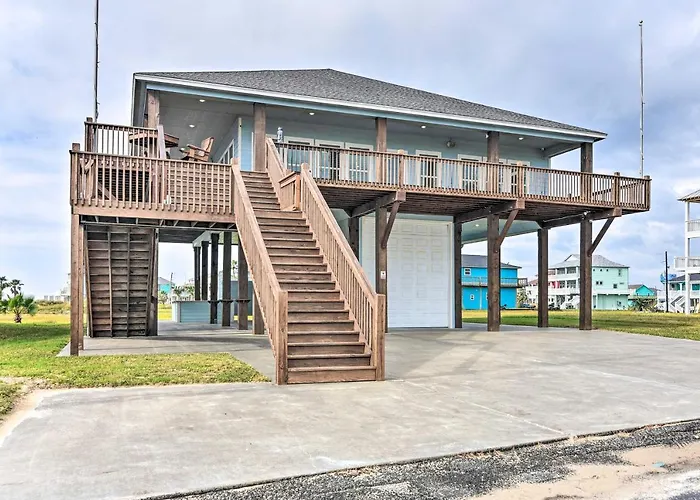 Group Getaway W/ Deck, Steps To Crystal Beach!