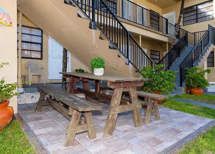 Tropic Isle Hotel & Apartment
