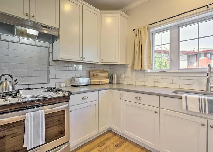 Charming Spring Lake Retreat, 1 Mi To Beach!