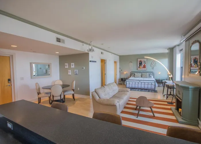 Designer Downtown Condo Suite - Splendid View