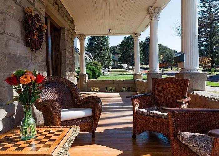 Maple House Large Vacation Home, Sleeps 10 Pet Friendly Great Location