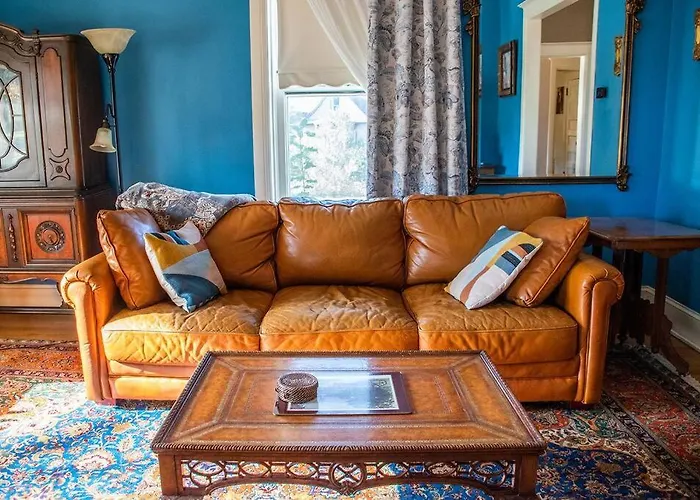 Maple House Large Vacation Home, Sleeps 10 Pet Friendly Great Location