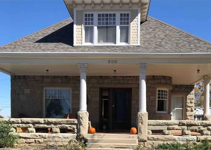 Maple House Large Vacation Home, Sleeps 10 Pet Friendly Great Location