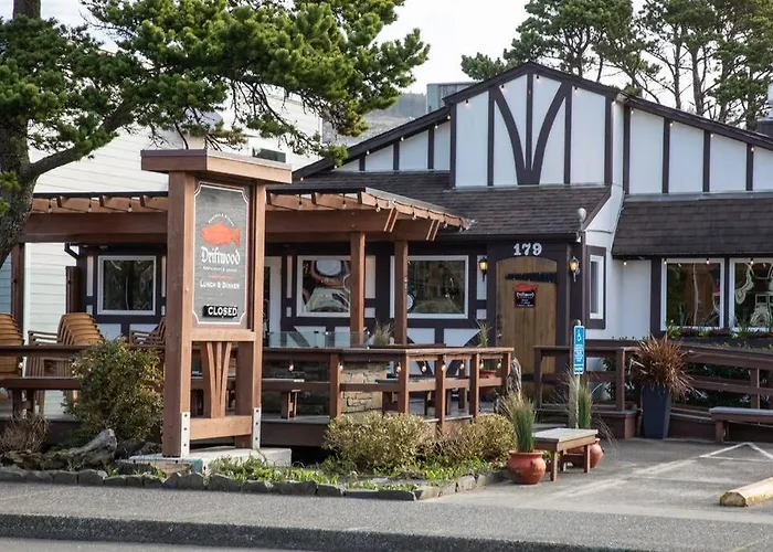 Cannon Beach Retreat: Oceanfront Suites with Fireplaces