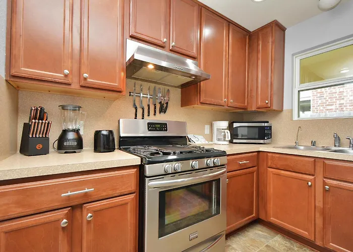 Early Green Home Sleeps 6 Yard King Suite