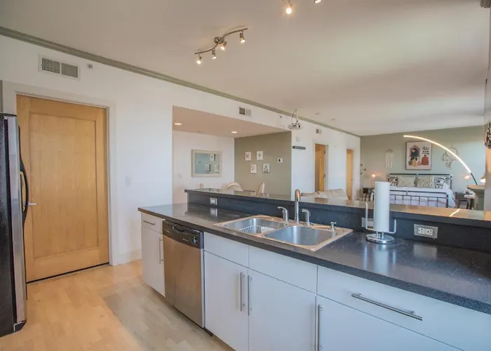 Designer Downtown Condo Suite - Splendid View