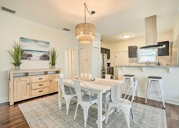 Historic Tarpon Springs Abode ~ 3 Mi To Beach