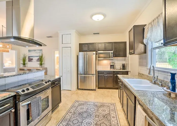 Historic Tarpon Springs Abode ~ 3 Mi To Beach