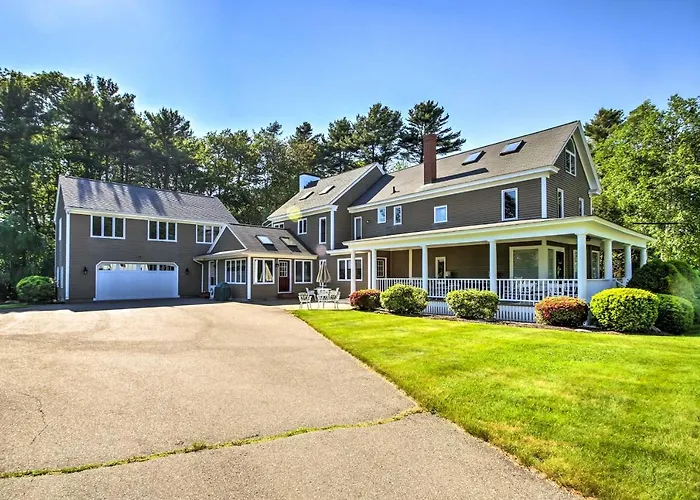Large Kennebunk Home, Walk To Beach < 2 Mi To Town