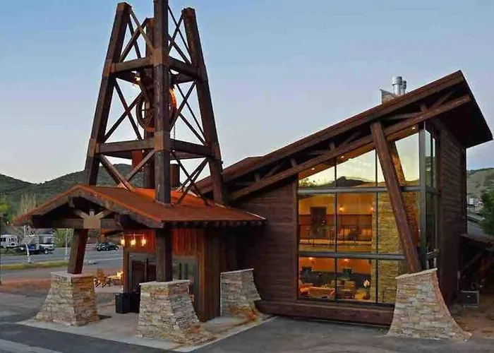 Mountain Getaway - Pool, Hot Tub, Balcony, Wifi