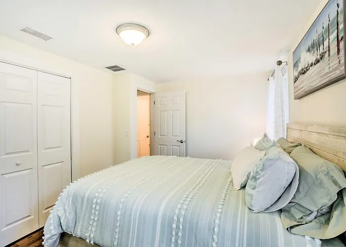 Historic Tarpon Springs Abode ~ 3 Mi To Beach
