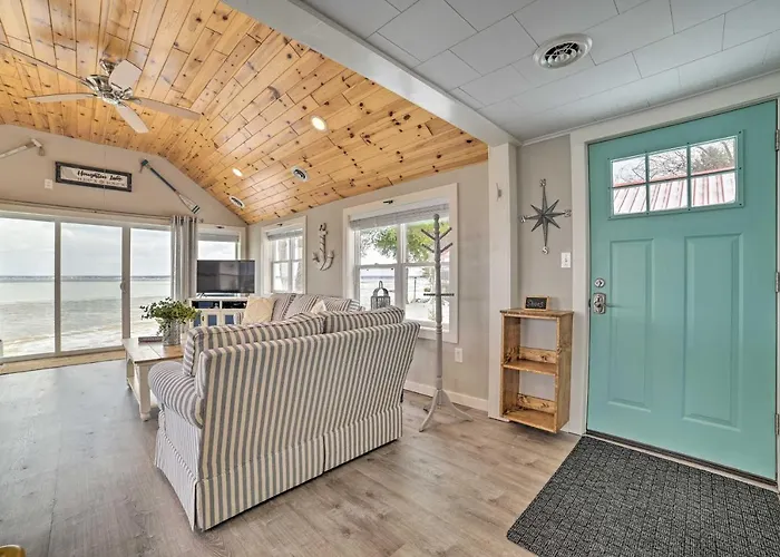 Charming Modern Cottage On Houghton Lake!