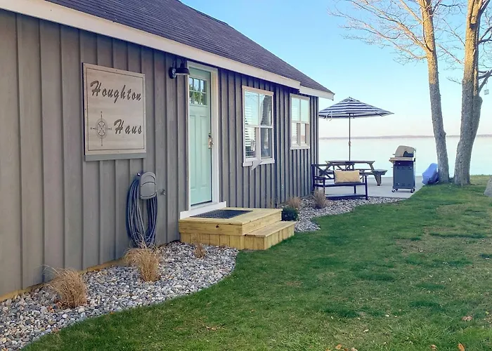 Charming Modern Cottage On Houghton Lake!