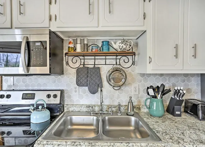 Picturesque Cottage In The Heart Of Trenton!