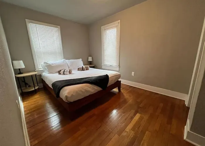 Roomy Single Bedroom With A Huge Back Yard