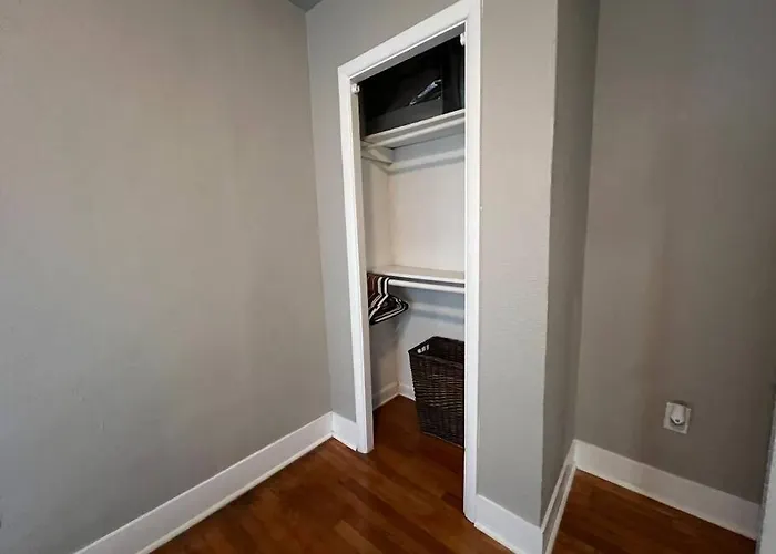 Roomy Single Bedroom With A Huge Back Yard