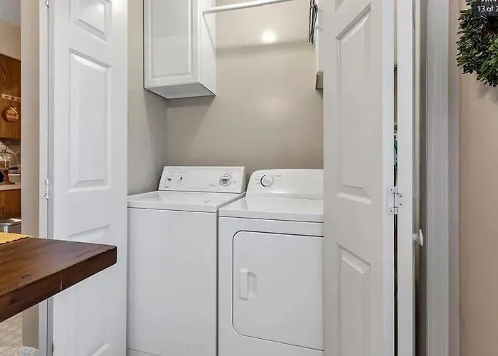 The Red Door 2-Bedroom Townhouse Near Vt & Ru