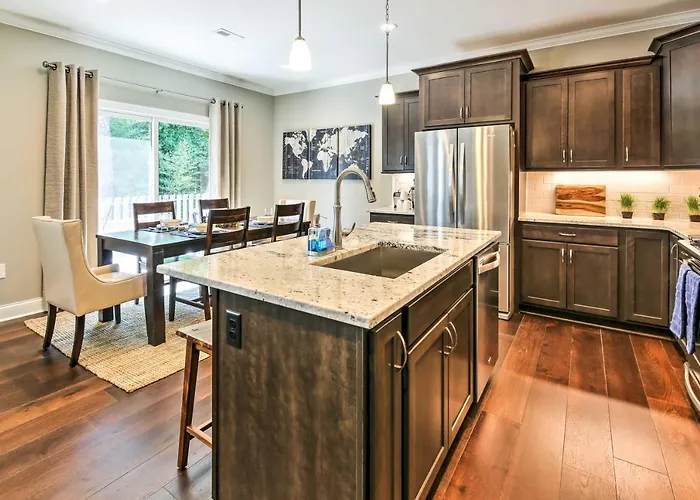 Downtown Townhome; Walk To Dine & Shop On Broad St
