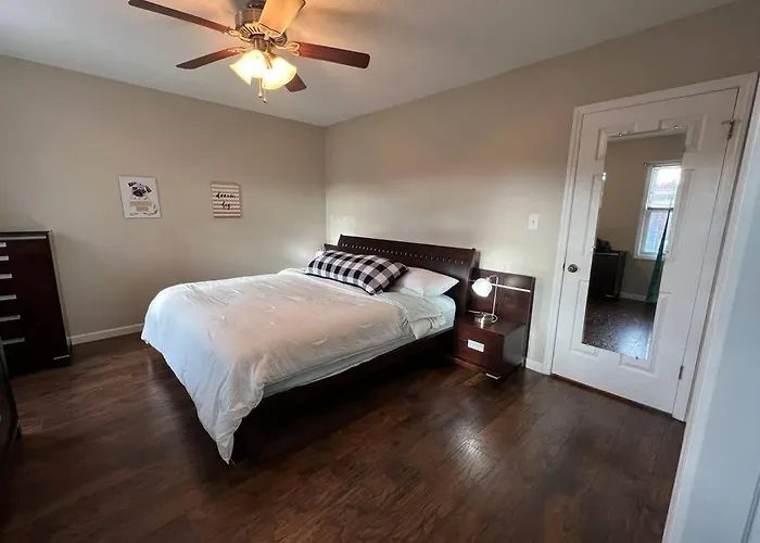 The Red Door 2-Bedroom Townhouse Near Vt & Ru
