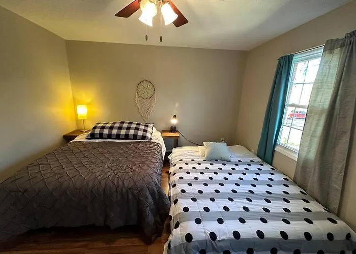 The Red Door 2-Bedroom Townhouse Near Vt & Ru