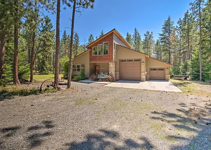 Modern-Rustic Ronald Getaway: Hot Tub, Grill!