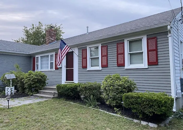 A Cozy Cape House Steps To Restaurants & Beaches ~1.4 Miles Down Scenic Roads