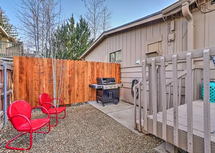 Cozy Flagstaff Studio W/ Patio - Near Dtwn!