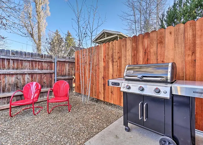 Cozy Flagstaff Studio W/ Patio - Near Dtwn!