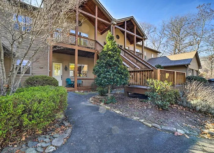 Beautiful Whittier Condo W/ Deck + Mtn Views!