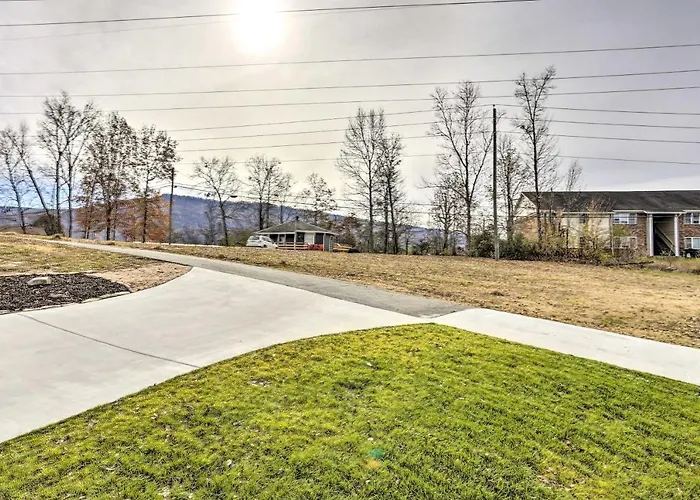 Picturesque Cottage In The Heart Of Trenton!