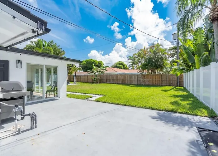 Delilas Chic 3 Bedroom 2 Bath Abode With Heated Pool