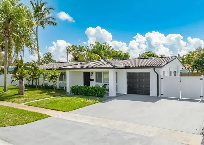Delilas Chic 3 Bedroom 2 Bath Abode With Heated Pool