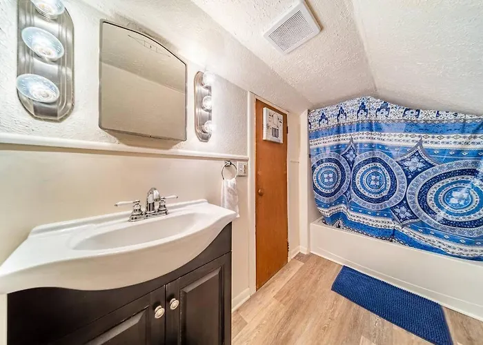 Cottage In The Falls, 3 B, 2 Bath, Fireplace
