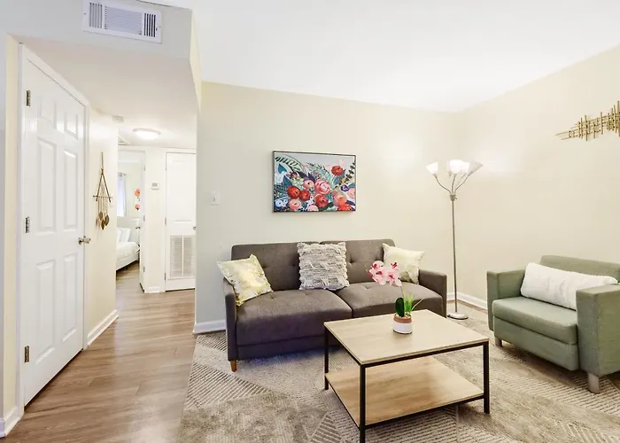 Dapper Digs - King Bed - Long Term Stays - Duke
