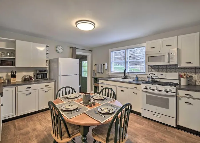 Cozy Fries Escape W/ Mountain & River Views!
