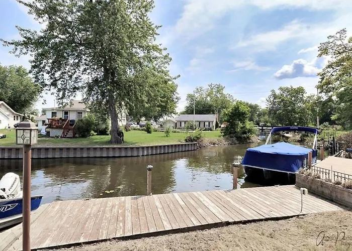 Chain O Lakes Nautical 4Bed 3Bath Waterfront With Bonus Room, Large Deck And Hot Tub