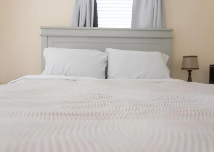 Cozy 2 Bedroom Home Minutes From Beach & Bars