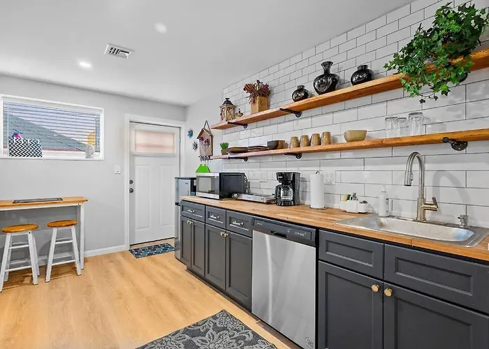 Trendy & Hip South Side Studio Walk To Downtown