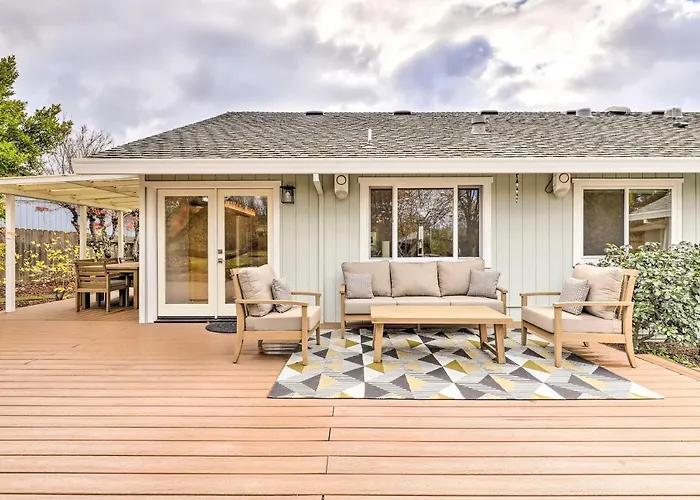 Peaceful Windsor Retreat W/ Private Hot Tub!