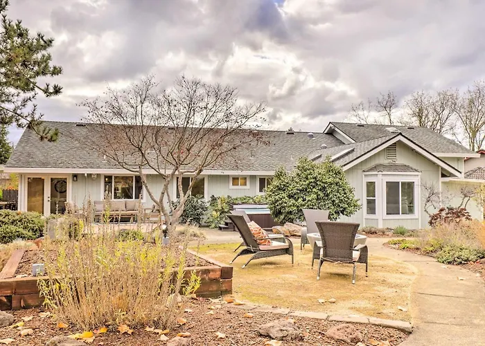 Peaceful Windsor Retreat W/ Private Hot Tub!