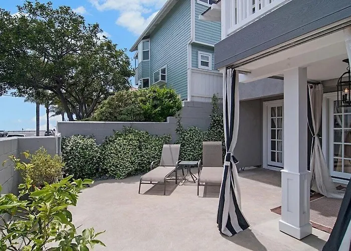 Remodeled Beach Bungalow, Block To The Beach