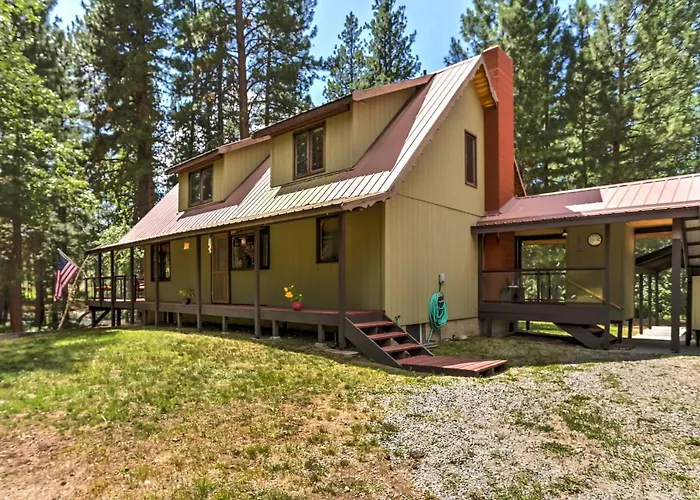Riverside Winthrop Chalet W/ Hot Tub & 2 Decks!