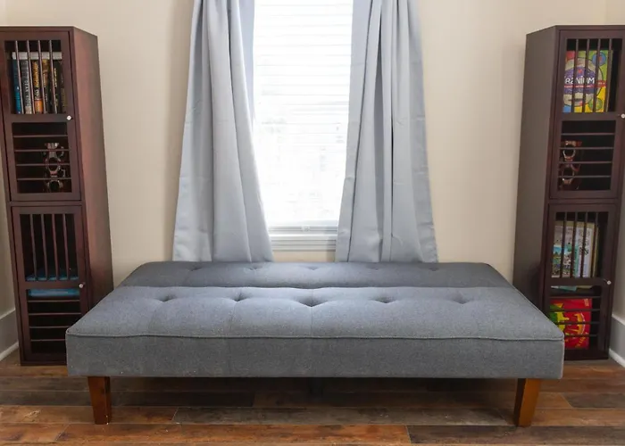 Cozy 2 Bedroom Home Minutes From Beach & Bars