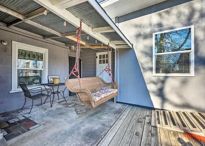 1 Mi To Dtwn Rogers: Convenient Getaway W/ Patio