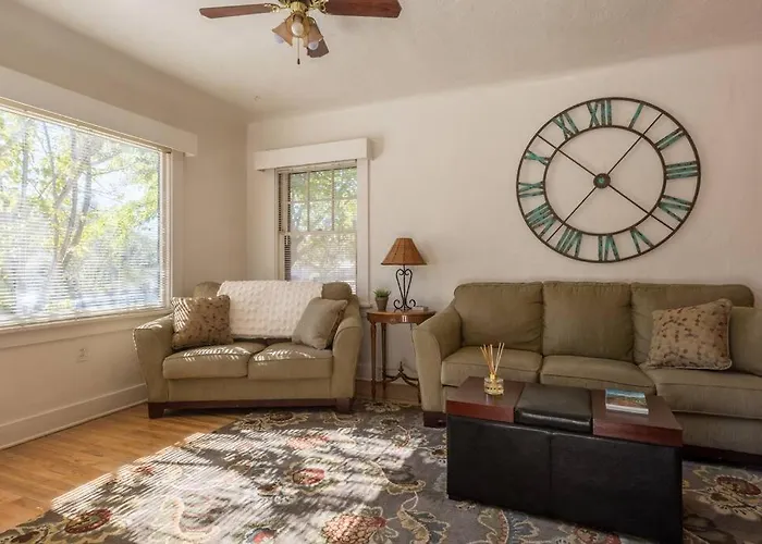 Colonial Cottage Getaway